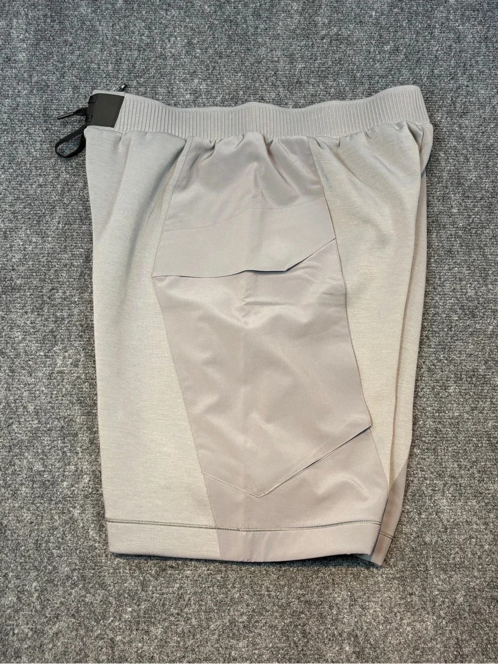 On Cloud Movement Athletic men’s shorts size LG.